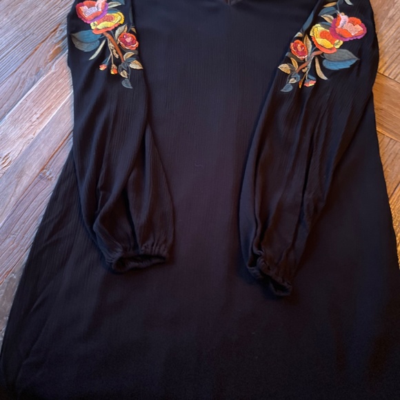 Guess Marciano black dress with embroidered flower sleeves - Picture 2 of 4